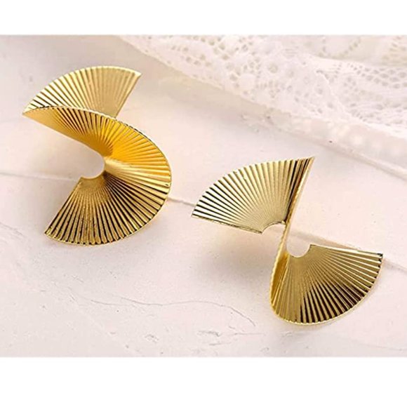 Twisted Wing Gold Earrings - Picture 4 of 4